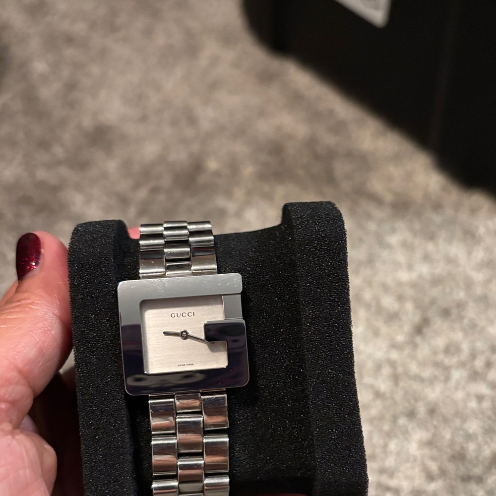 J67 Gucci Silver Metallic Square Face Watch